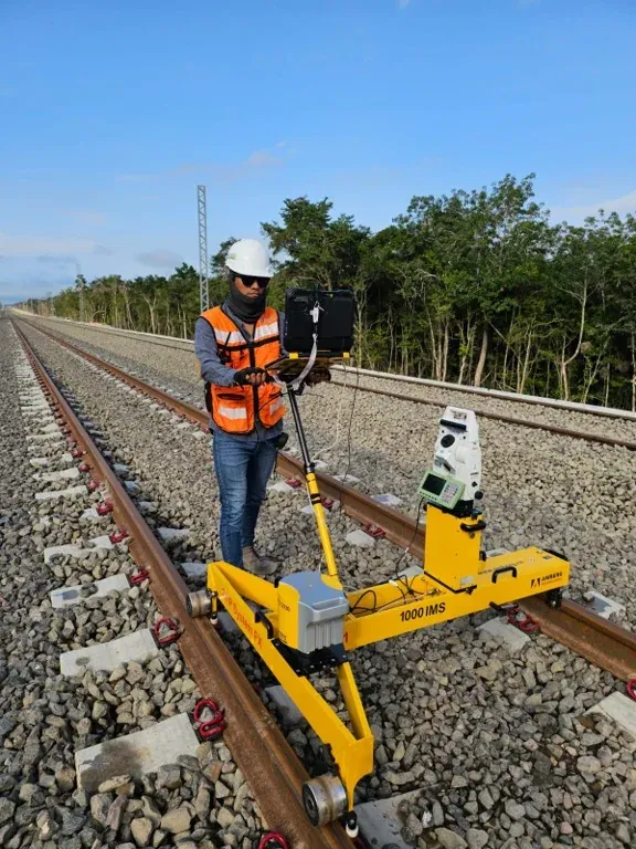 Carro de medición Amberg con estación total montada, operado sobre la vía