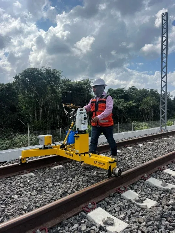 Operador empujando el carro de medición Amberg
