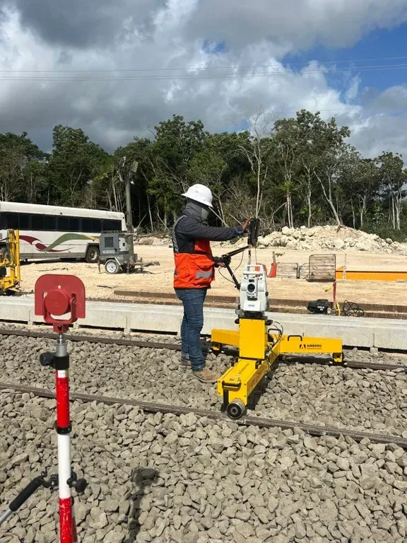 Carro de medición Amberg en vía junto a plataforma de obra