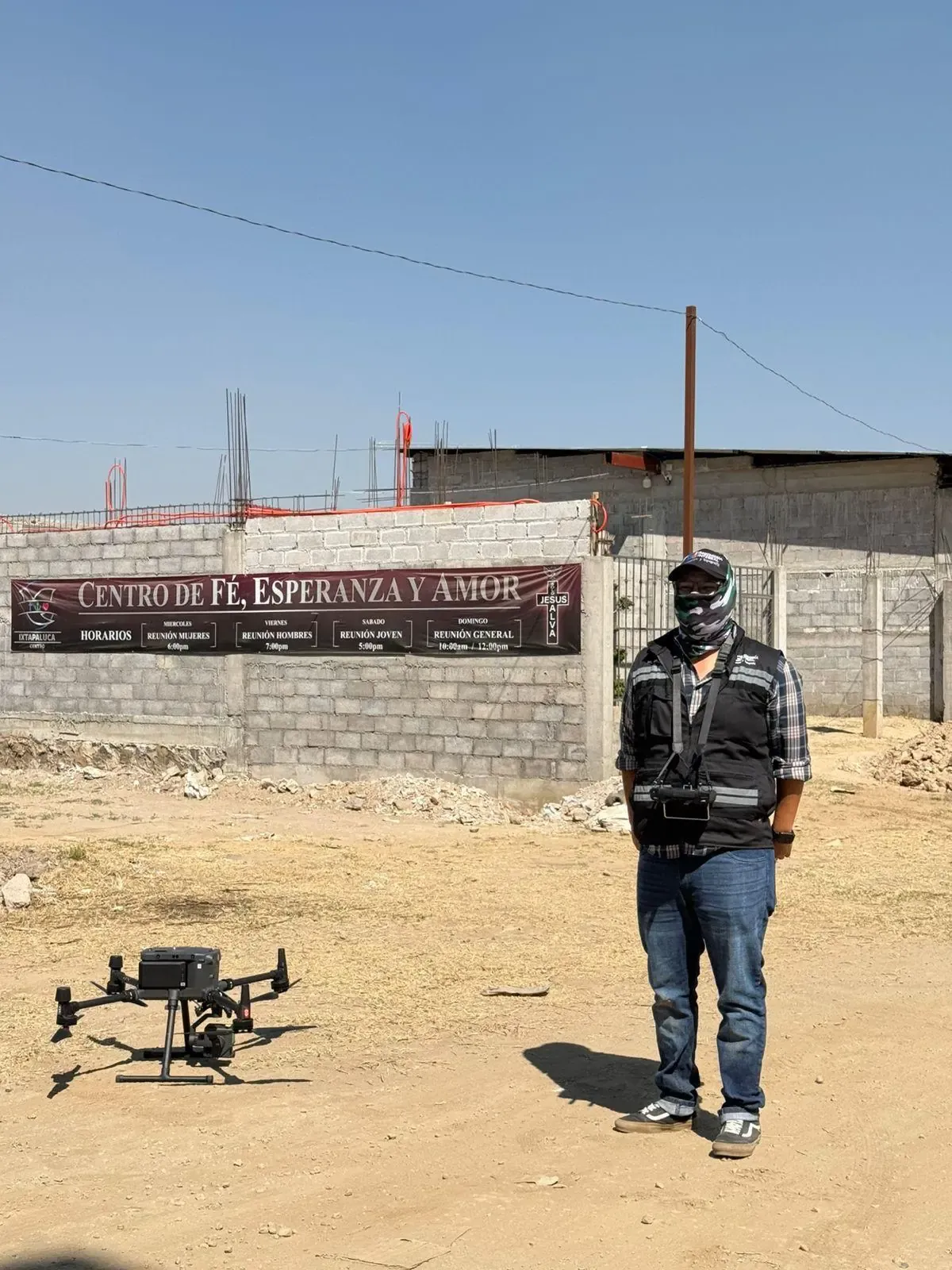 Operador con dron Matrice en obra