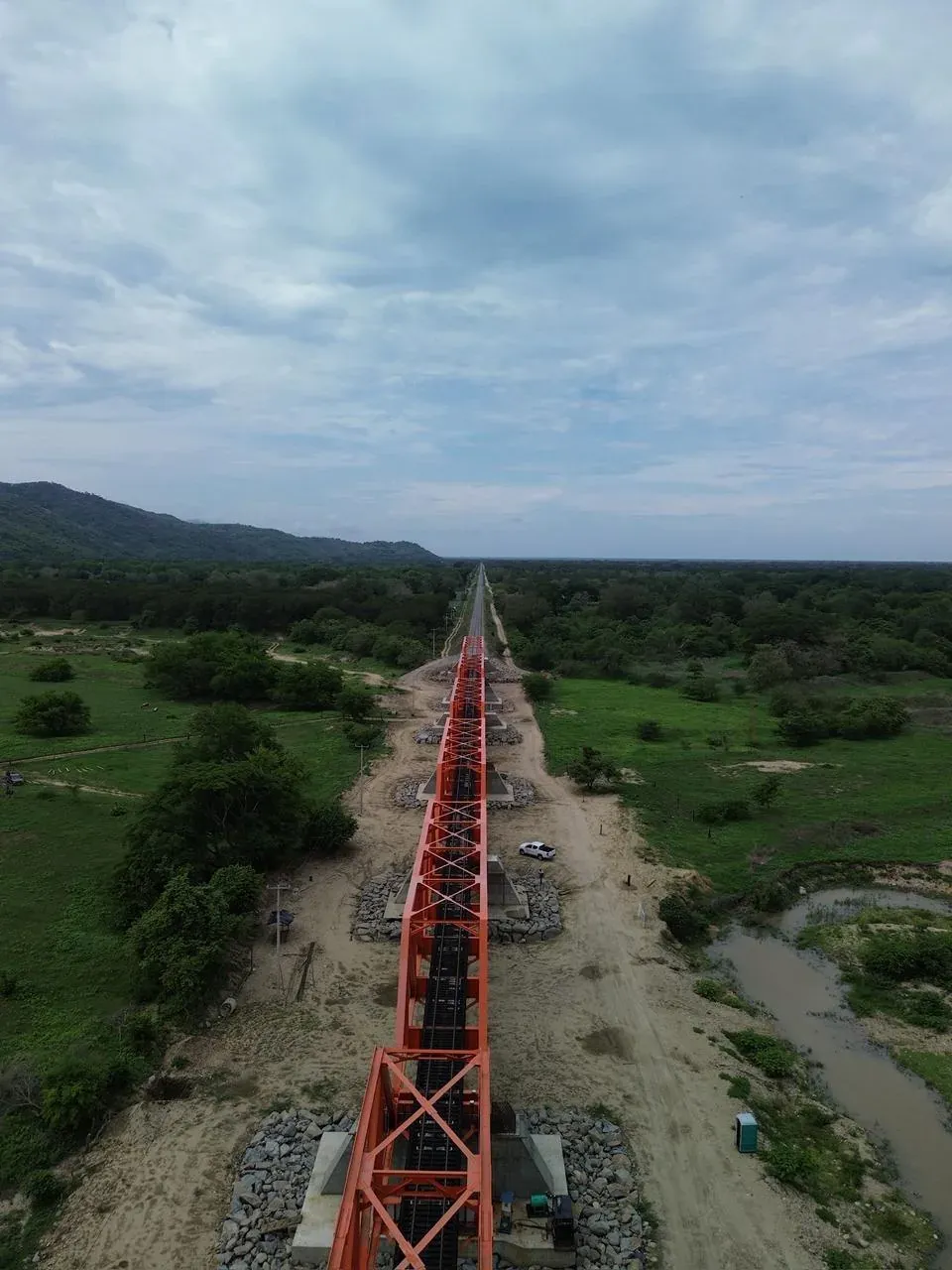 Puente metálico y vía férrea de la Línea K vistos desde dron